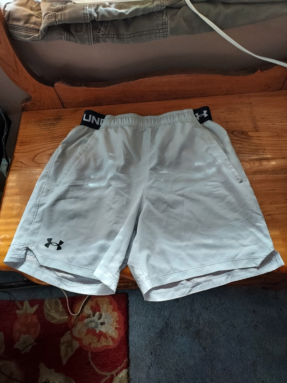 Under Armour Mens Light Gray Athletic Shorts Fitted with Black Waistband Size SM